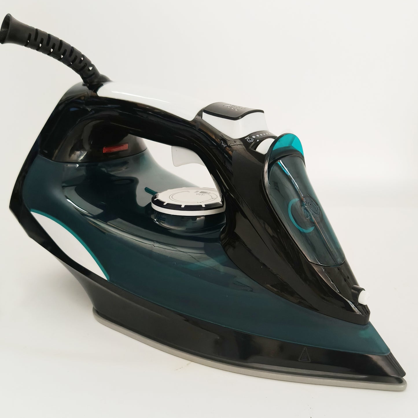 Steam Iron for Clothes 2200W, Ceramic Non-Stick Plate, Thermostatically Controlled with Self-Clean Function, Compact and Portable Clothes Iron for travel